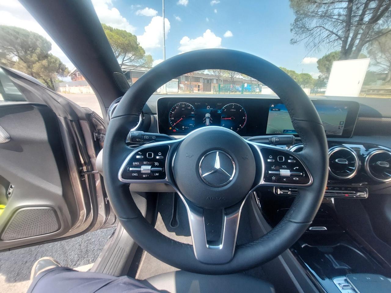 Mercedes-benz CLA 200 D automatico s .brake executive Km 2549 originali