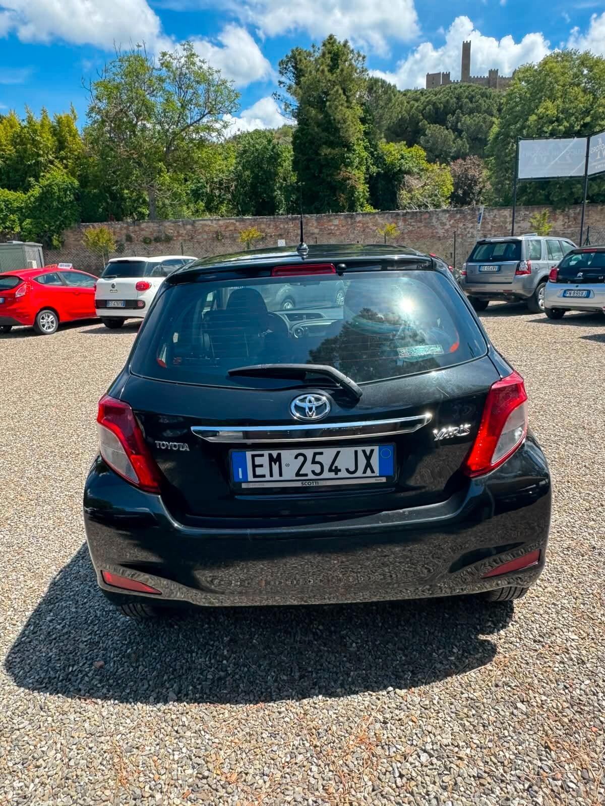 Toyota Yaris 1.3 5 porte Lounge TENUTA MANIACALMENTE !!