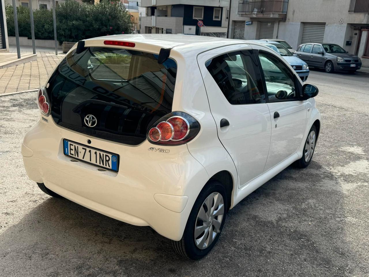 TOYOTA AYGO 1.0 12V 5P. LOUNGE NAVI PERFETTA