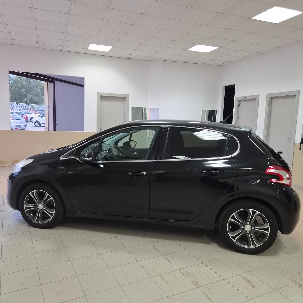 Peugeot 208 1.4 HDi 68 CV 5 porte Allure