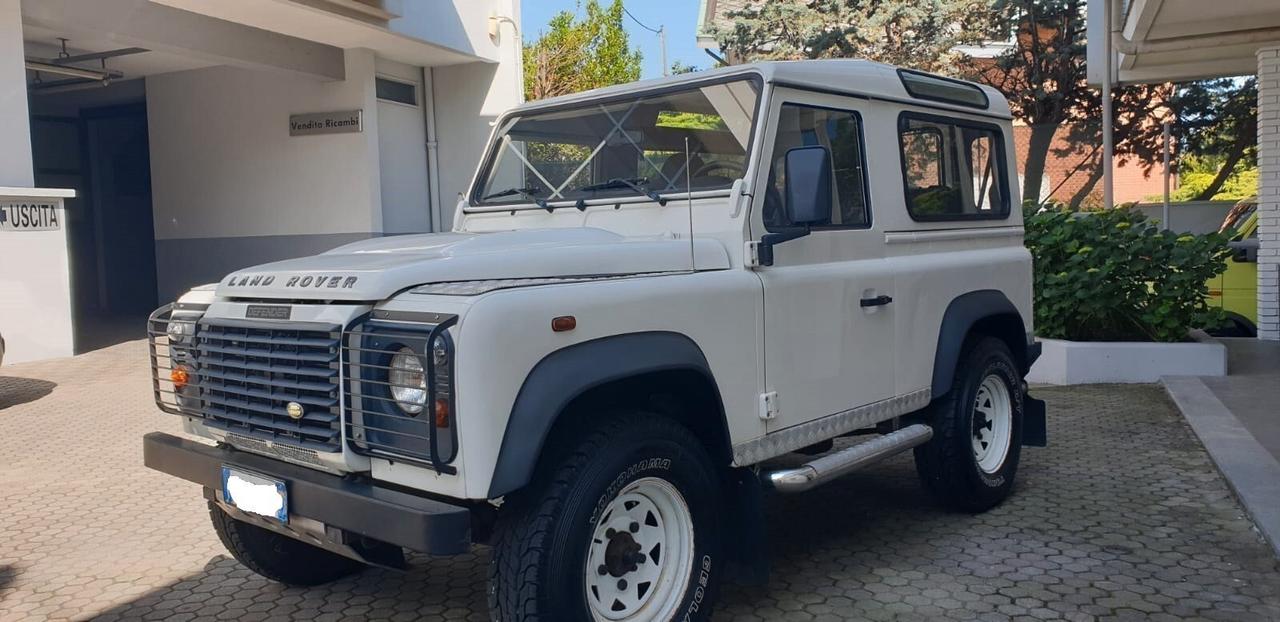 Land Rover Defender 90 2.4 TD4 Station Wagon E