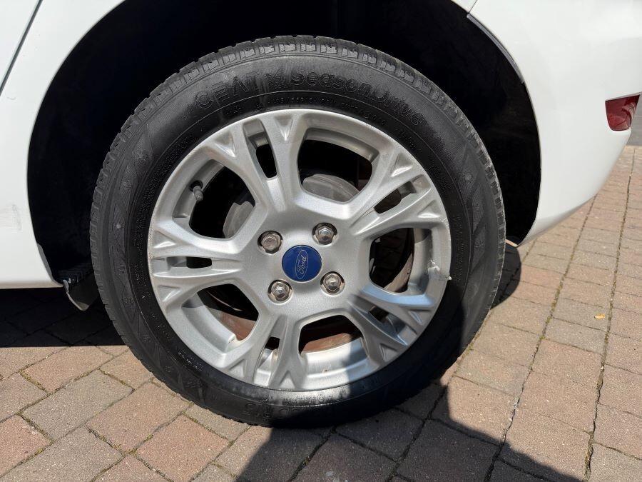 Ford fiesta 1.4 gpl serie titanium certificat nuov