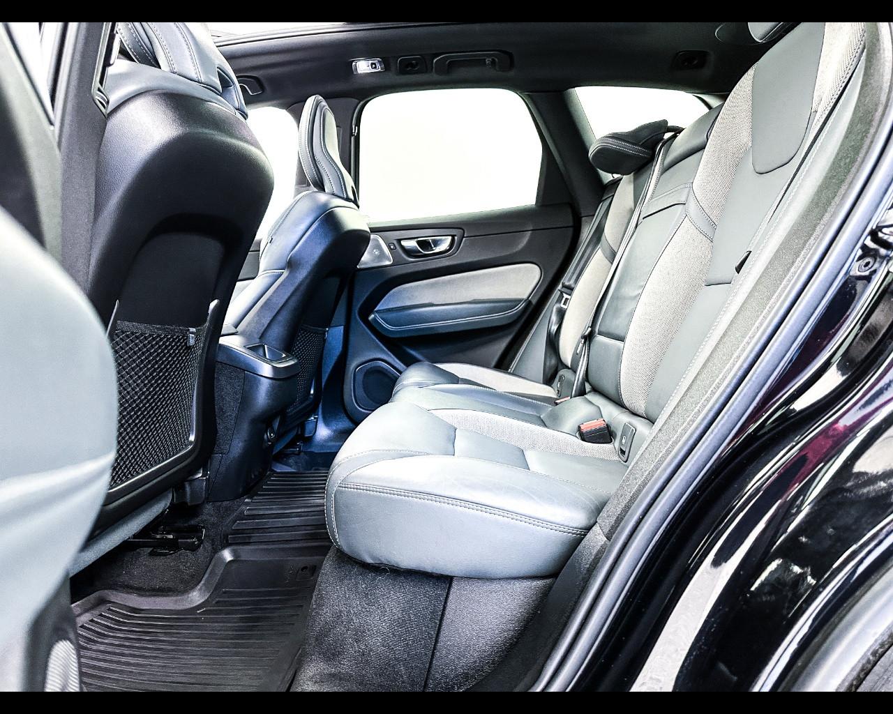 VOLVO XC60 (2017-->) - XC60 B5 (d) AWD Geartronic R-design