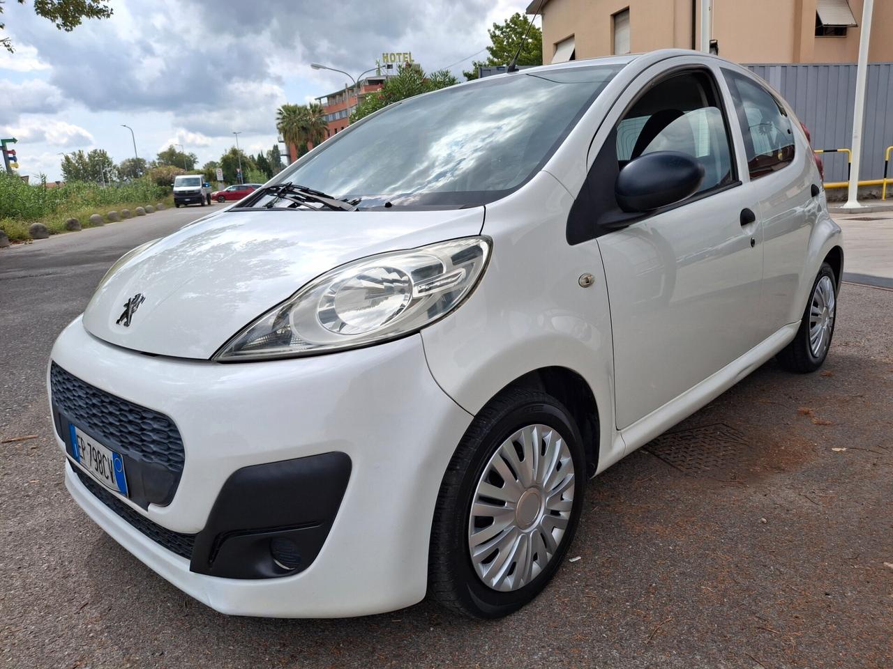 Peugeot 107 1.0 Benzina 68CV. 5 Porte-OK NEOPATENTATI-