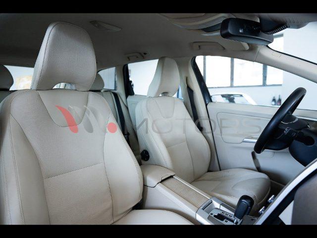 VOLVO XC60 2.4 d3 Momentum AWD 163 CV Geartronic
