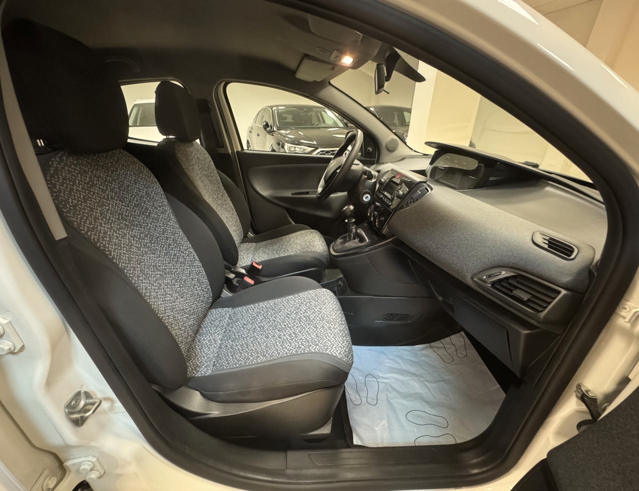 Lancia Ypsilon 1.0 FireFly 5 porte S&S Hybrid Ecochic Silver