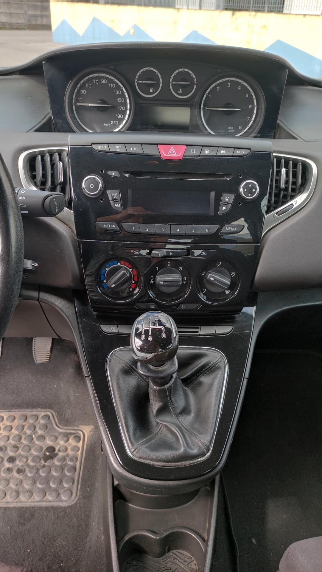 Lancia Ypsilon 1.2 5 p. GPL Ecochic NEOPATENTATI - 2013