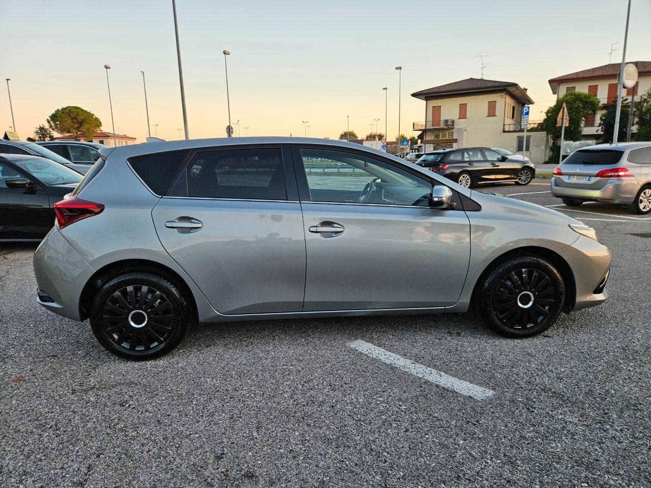 Toyota Auris 5 Porte Auris 1.2t Lounge