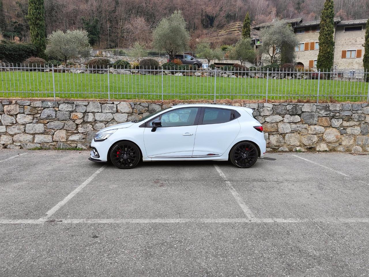 RENAULT Clio TCe 220 EDC R.S. TROPHY Akrapovic + MAXTON