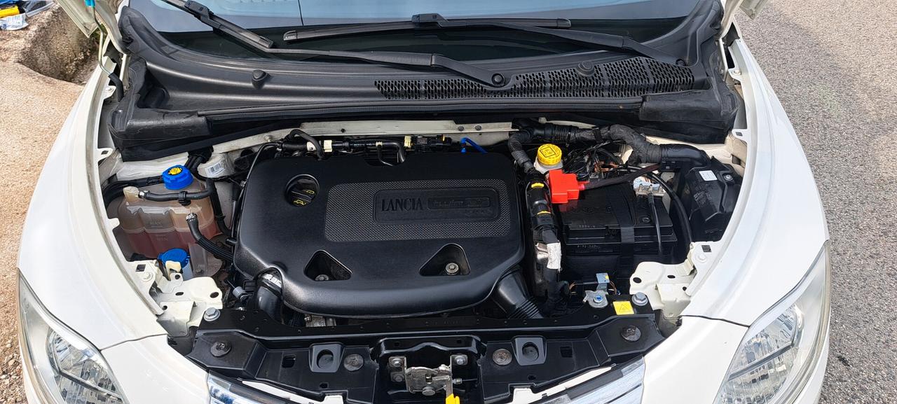 Lancia Ypsilon 0.9 TwinAir 85 CV 5 porte Metano Ecochic Silver