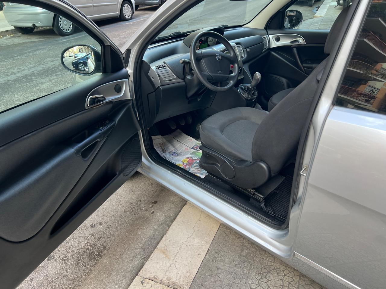 Lancia Ypsilon 1.3 MJT 75 CV Unyca
