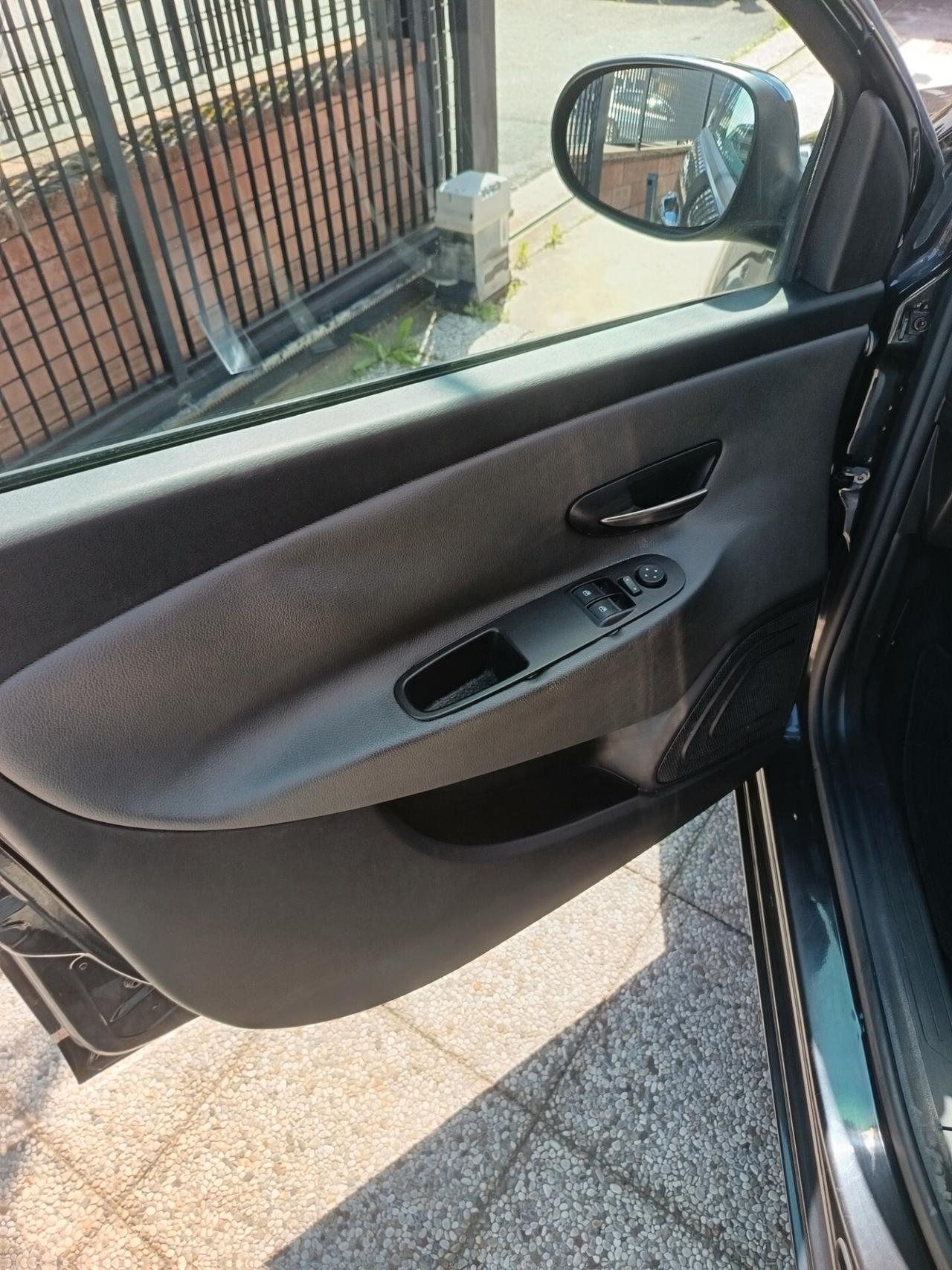 Lancia Ypsilon 1.2 69 CV 5 porte Gold