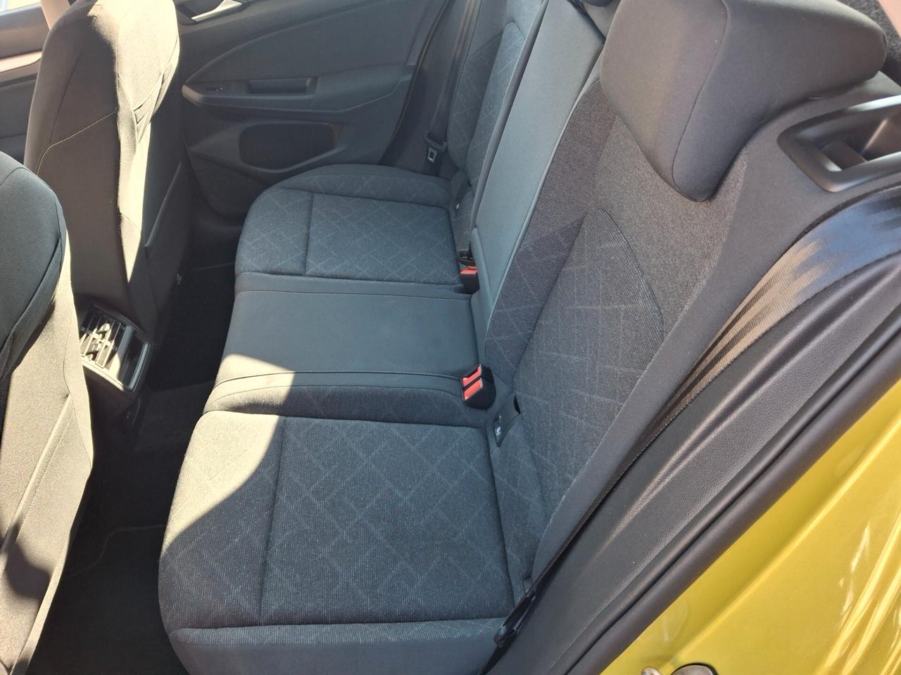 Volkswagen Golf 1.0 TSI EVO Life adatta anche neopatentati