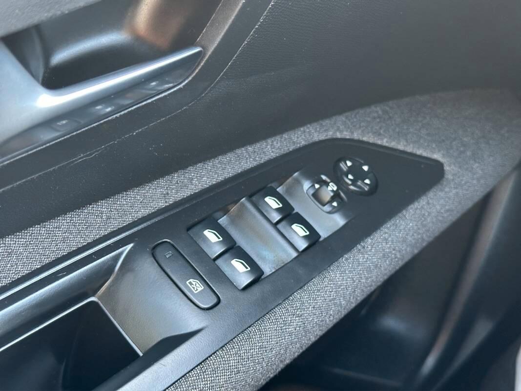 Peugeot 3008 1.5 bluehdi Active 130cv con Telecamera e CarPlay