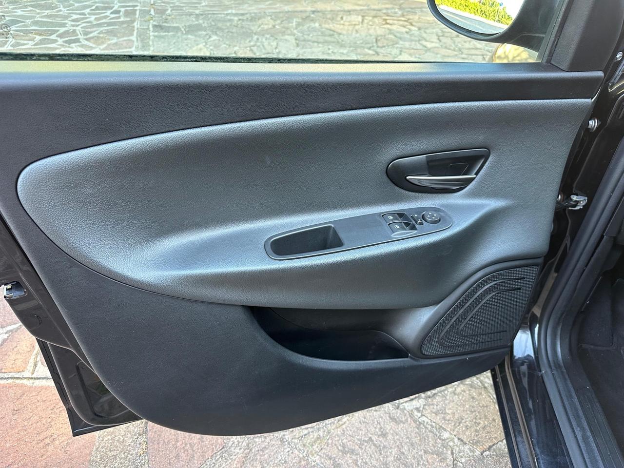 Lancia Ypsilon 1.2 69 CV 5 porte S&S Gold NEOPATENTATI