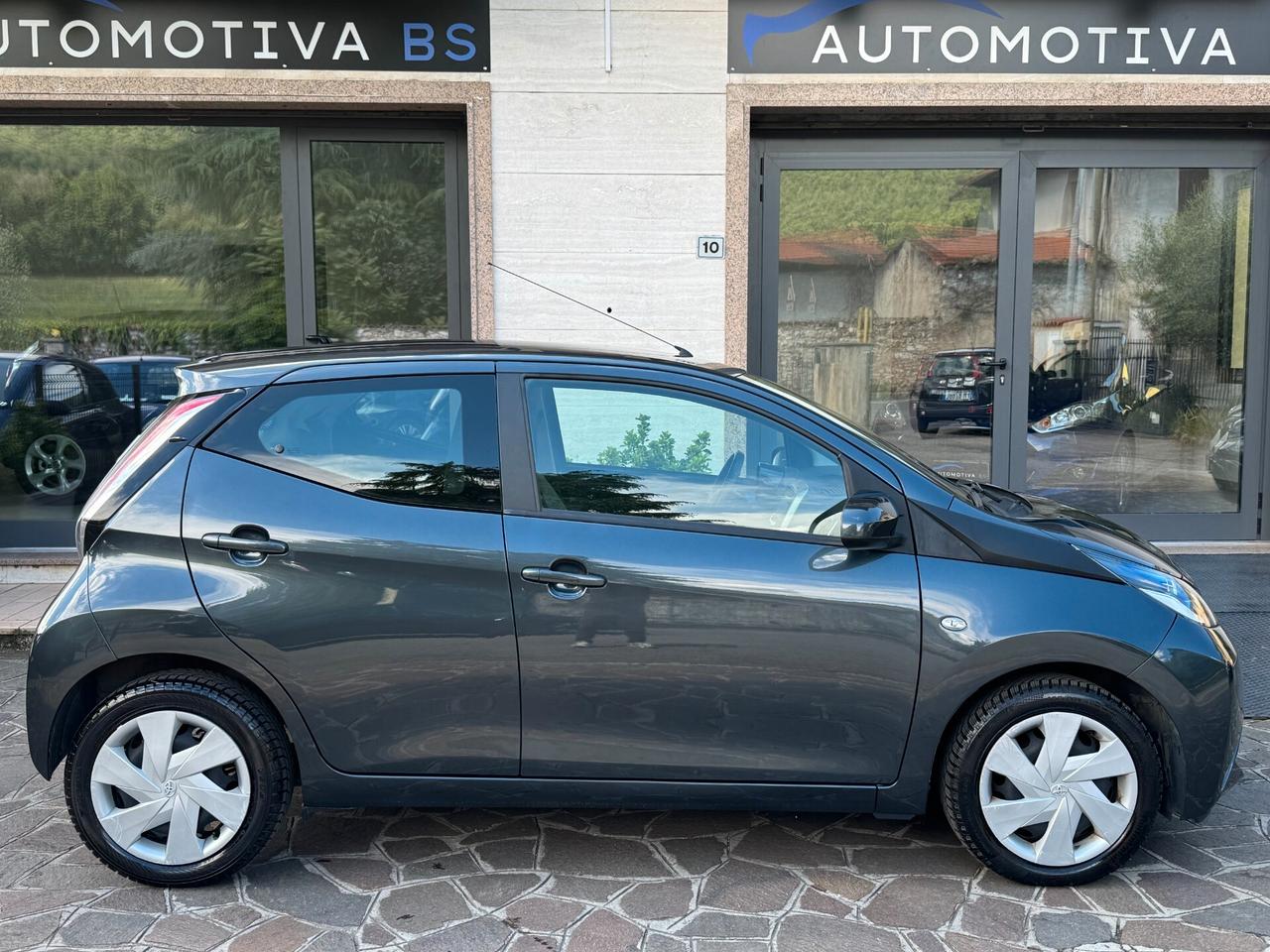 Toyota Aygo 1.0 VVT-i 69 CV 5 porte x-play MMT AUTOMATICA