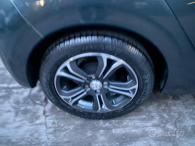 Peugeot 208 208