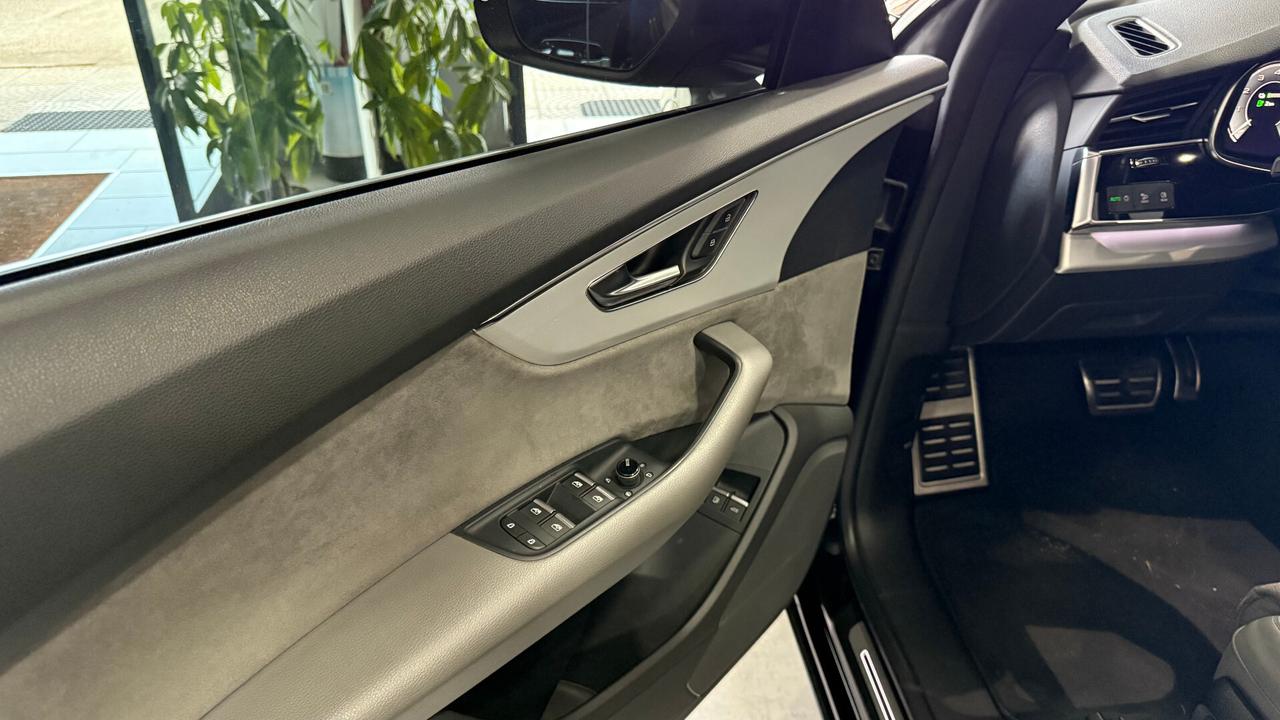 Audi Q8 55 TFSI e quattro Sport sline tetto