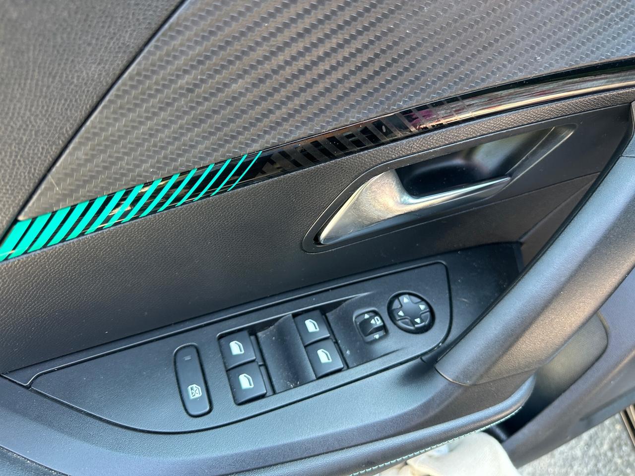 Peugeot 2008 1.2 Benz. EAT8 Allure (Garanzia 24 Mesi)