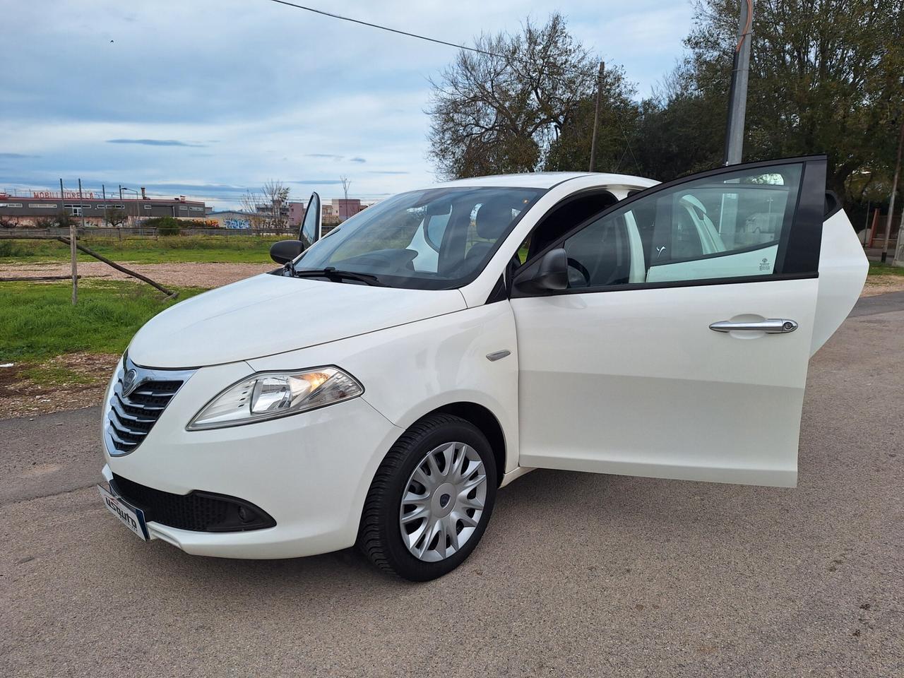 Lancia Ypsilon 1.2 69 CV 5 porte Silver PERFETTA