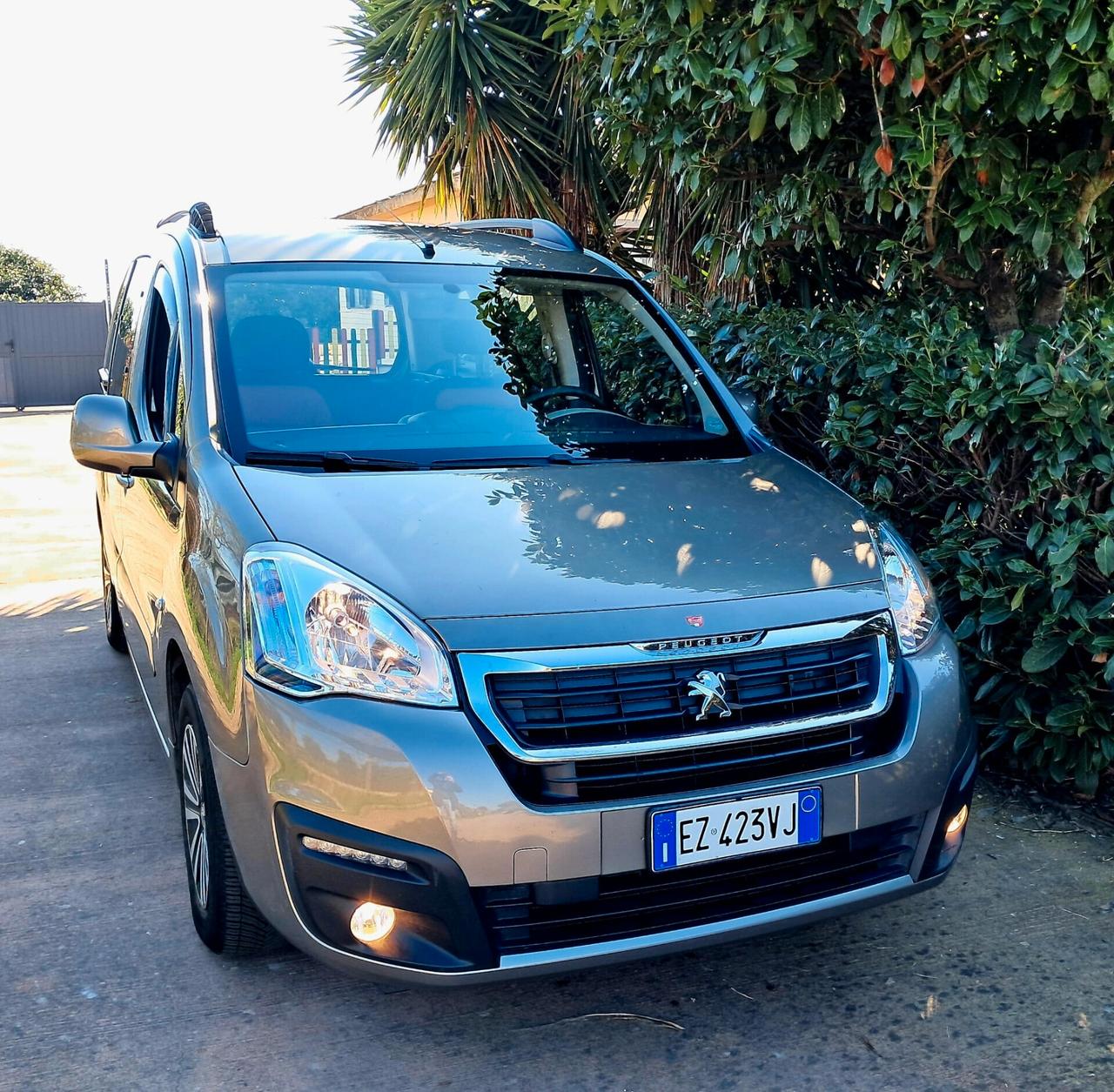 PEUGEOT PARTNER EURO6 TRASPORTO DISABILI PIANALE RIBASSATO