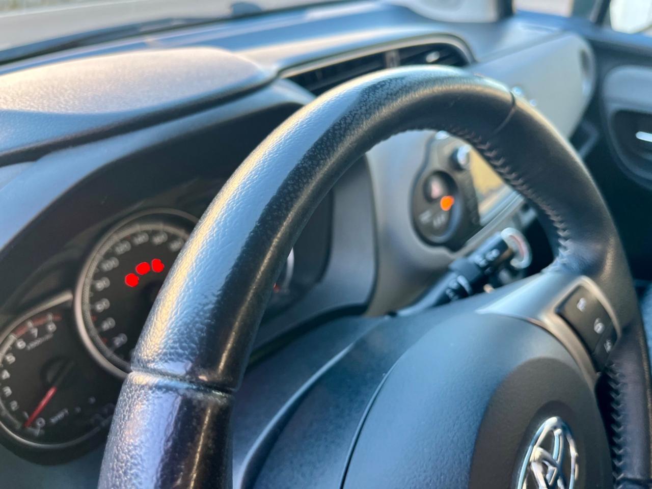 Toyota Yaris 1.0benz 2015 118.000km euro6 per neopatentati