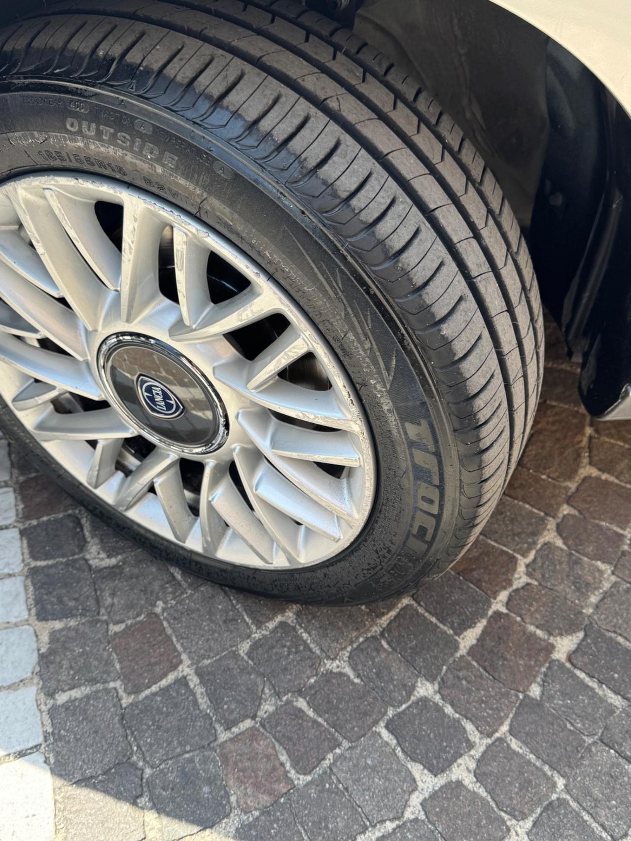 Lancia Ypsilon 1.2 69 CV 5 porte S&S Silver