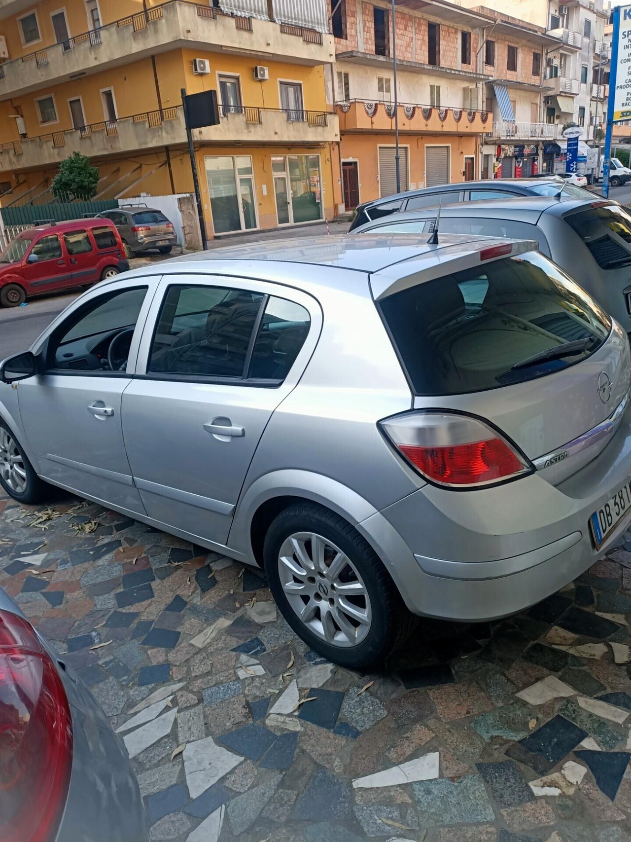 Opel Astra 1.3 CDTI 5 porte € 2.600 TRATTABILI .