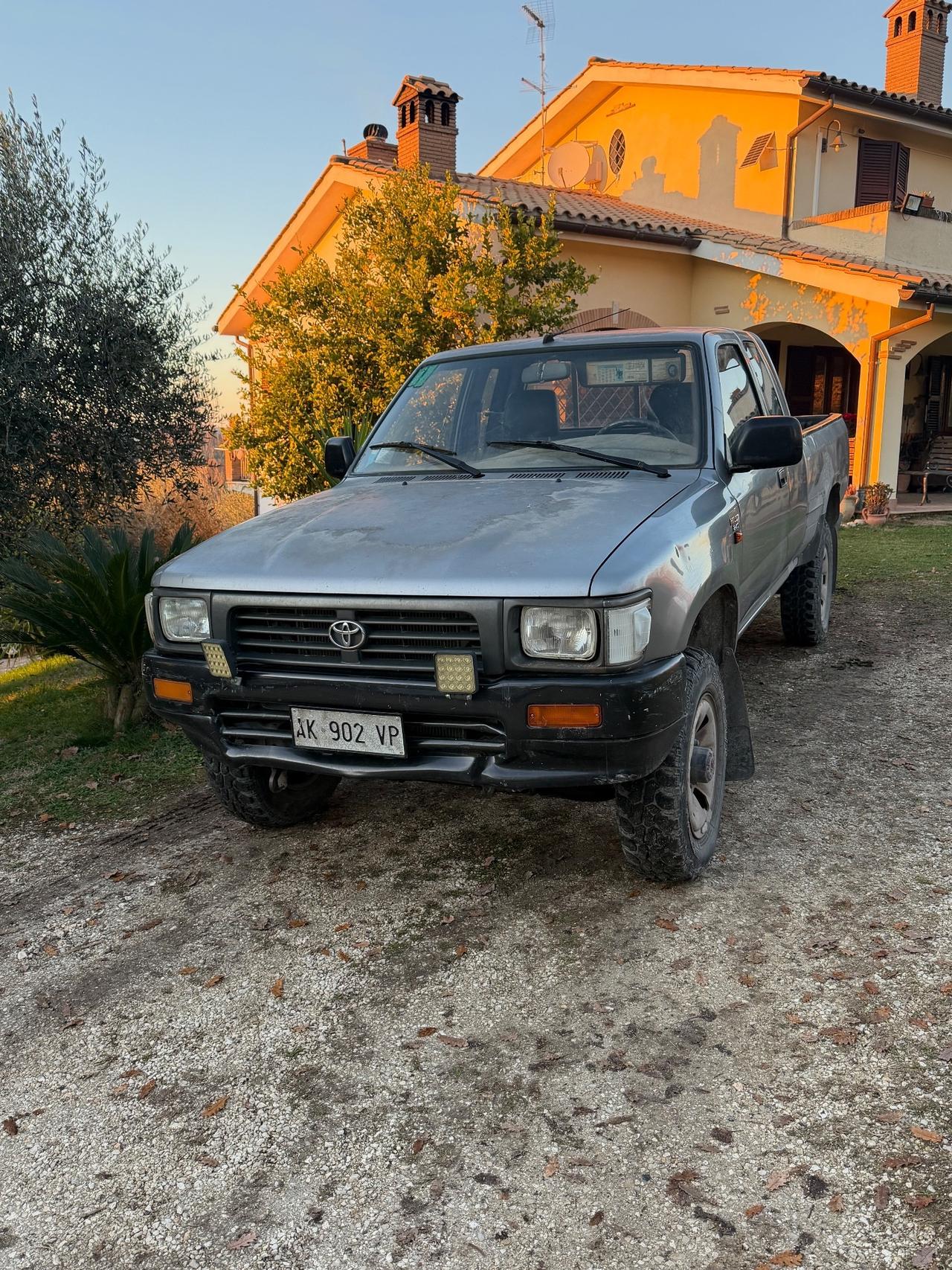 Toyota Hilux 2.4 D 4WD Extracab DC Pick-up