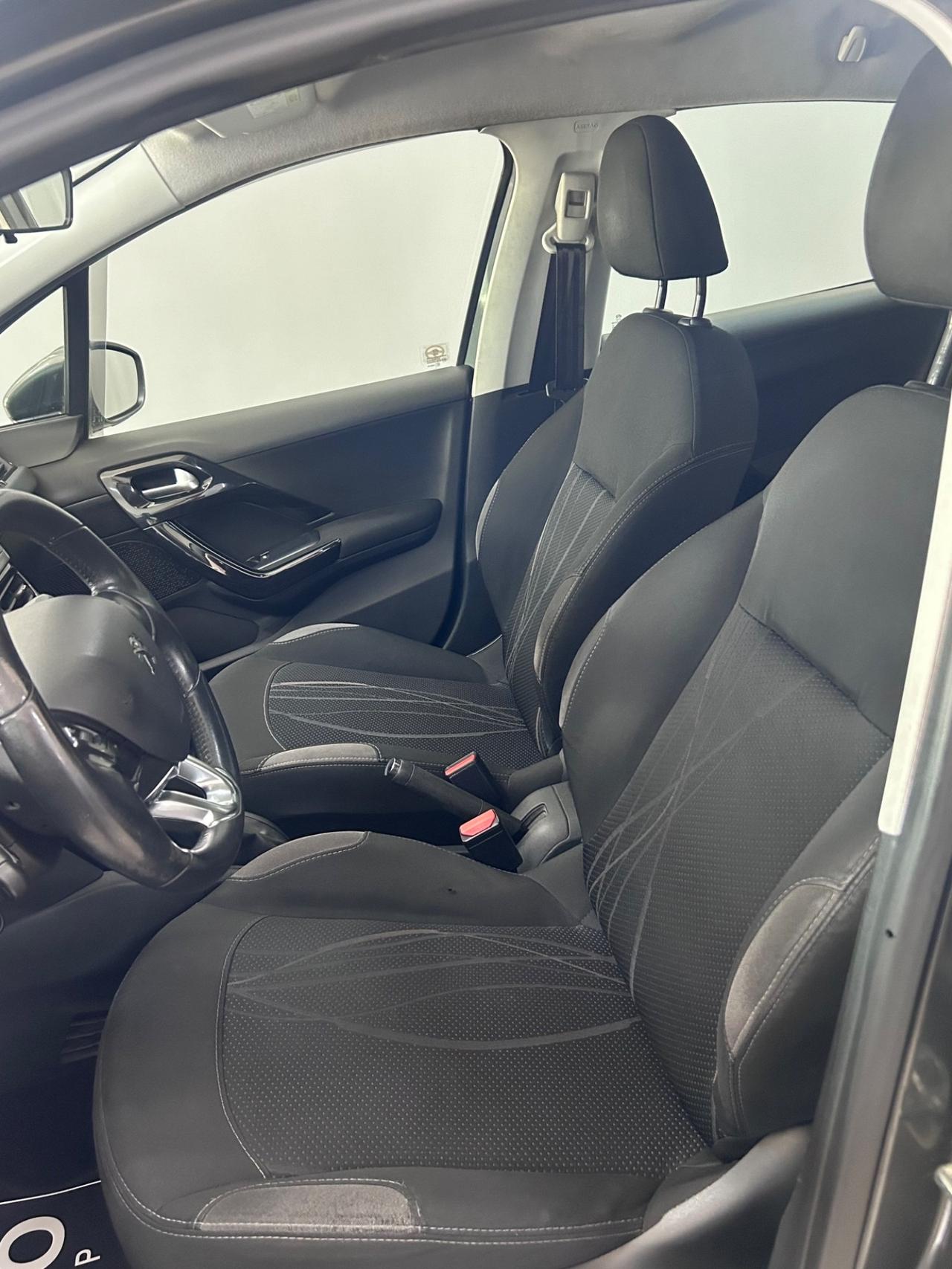 Peugeot 208 1.4 HDi 68 CV 5 porte Allure