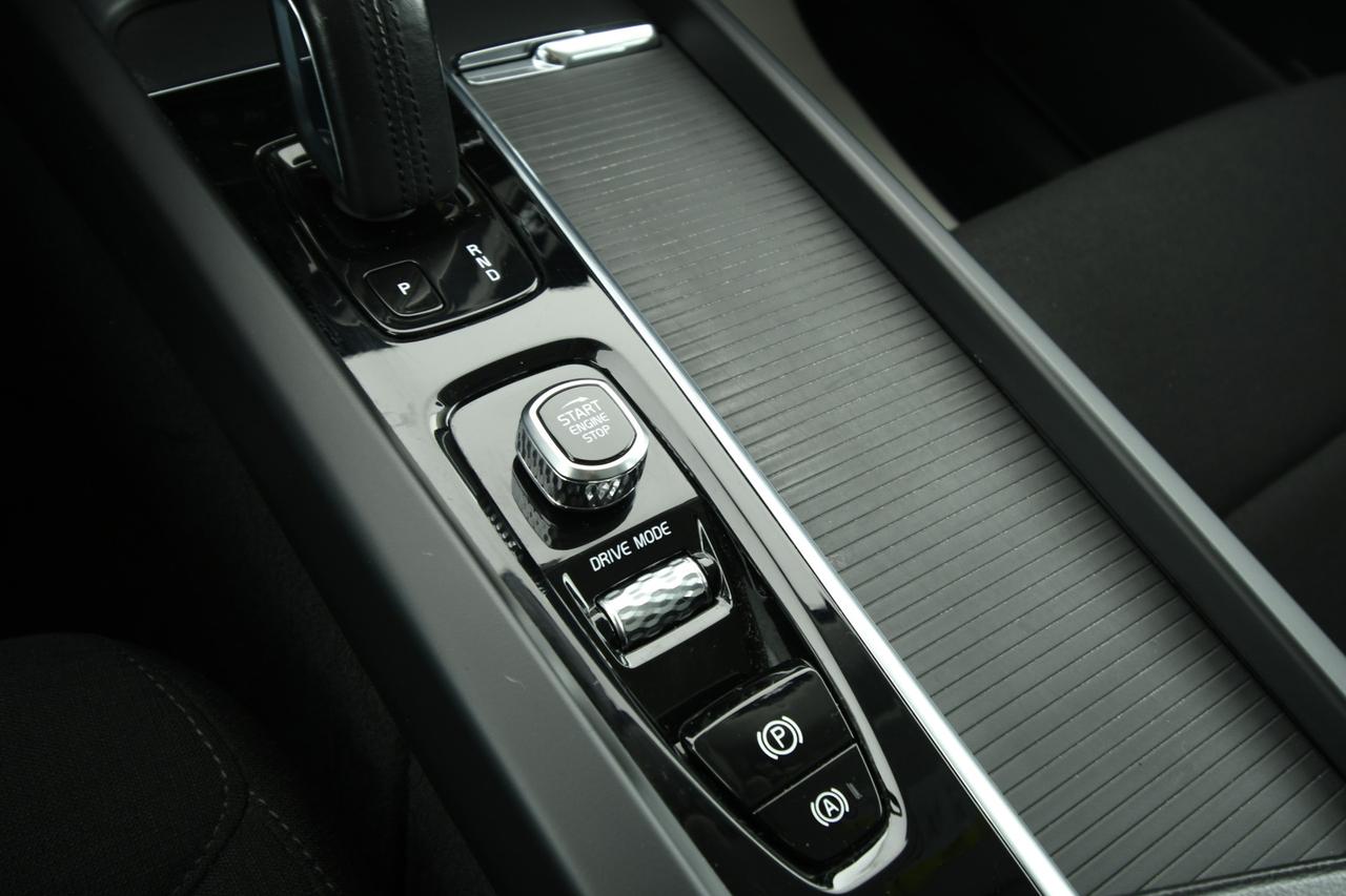 VOLVO XC60 2.0 b4 Momentum Pro awd auto CAMERA+APP CONNECT