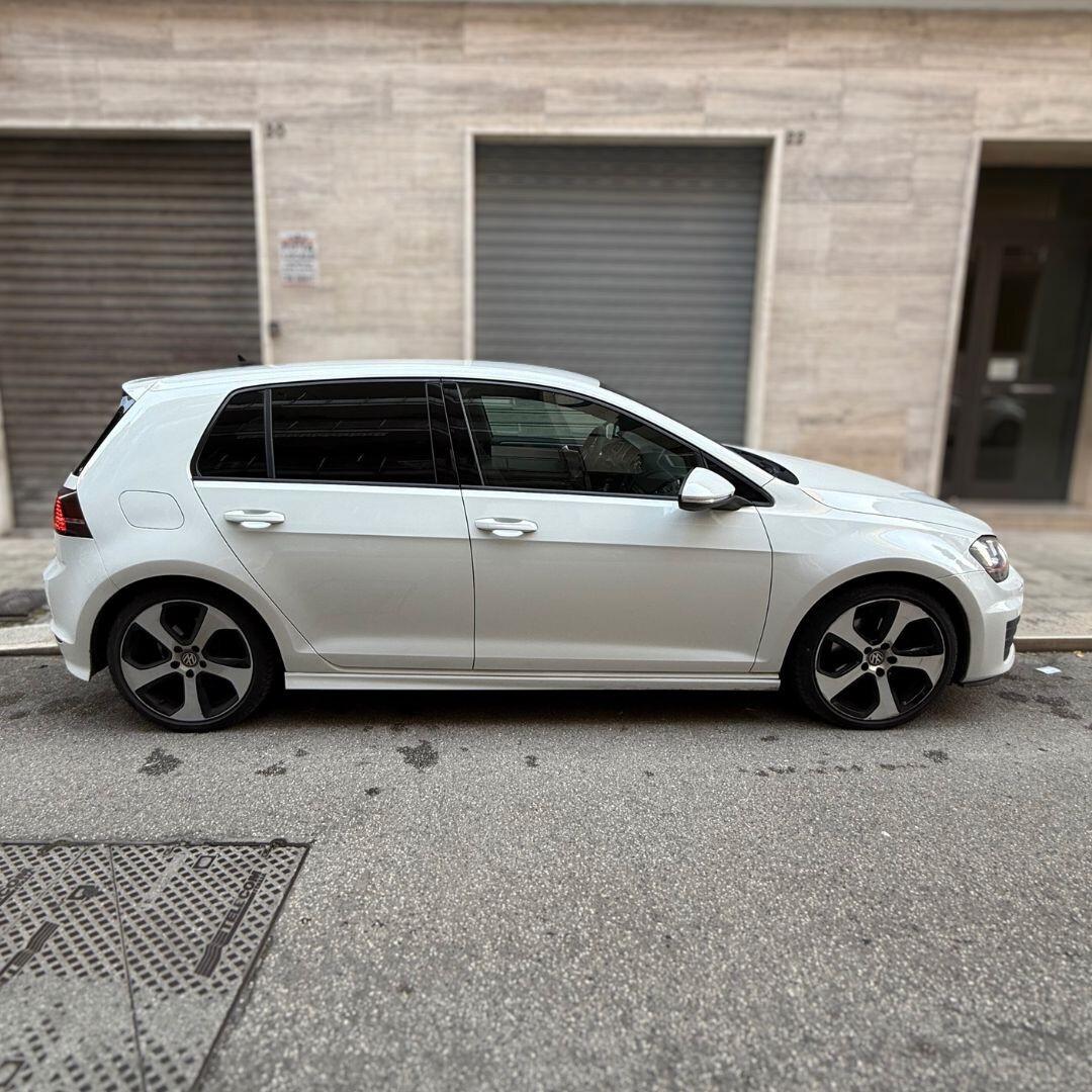 Volkswagen Golf 1.6 TDI 110cv allestimento R-Line