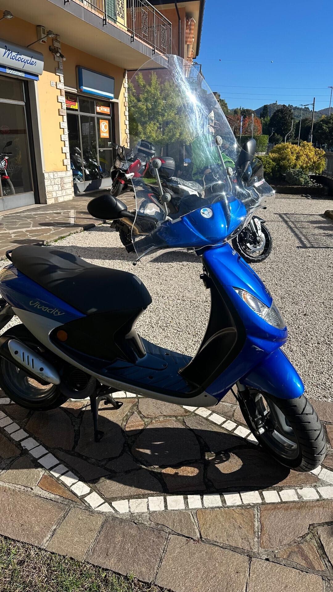 Peugeot Vivacity 50 2 tempi con parabrezza