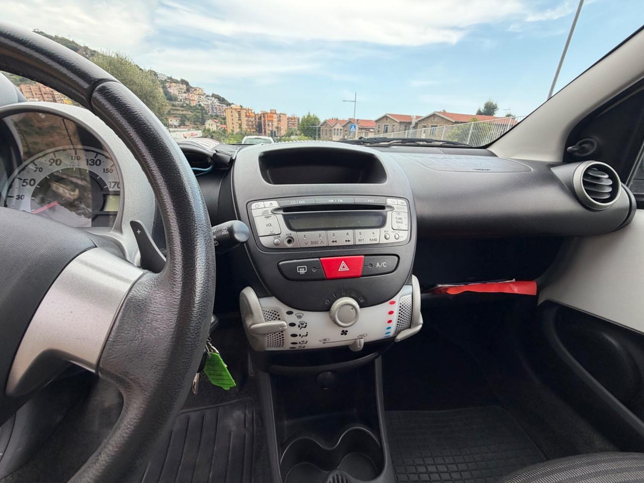 Peugeot 107 CON CAMBIO AUTOMATICO NEOPATENTATI