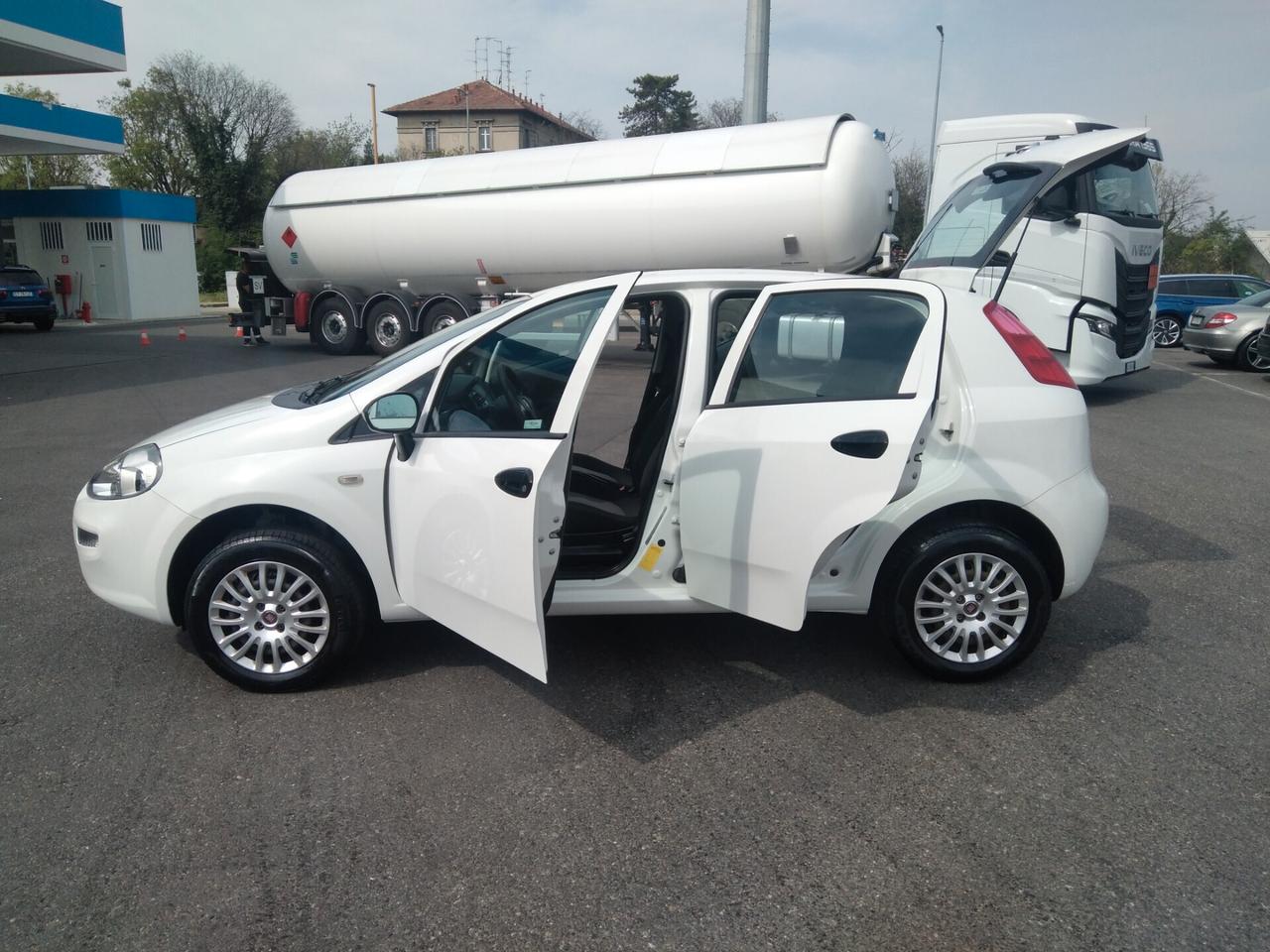 Fiat Punto 1.4 8V 77cv 5 porte Natural Power Street x neopatentati