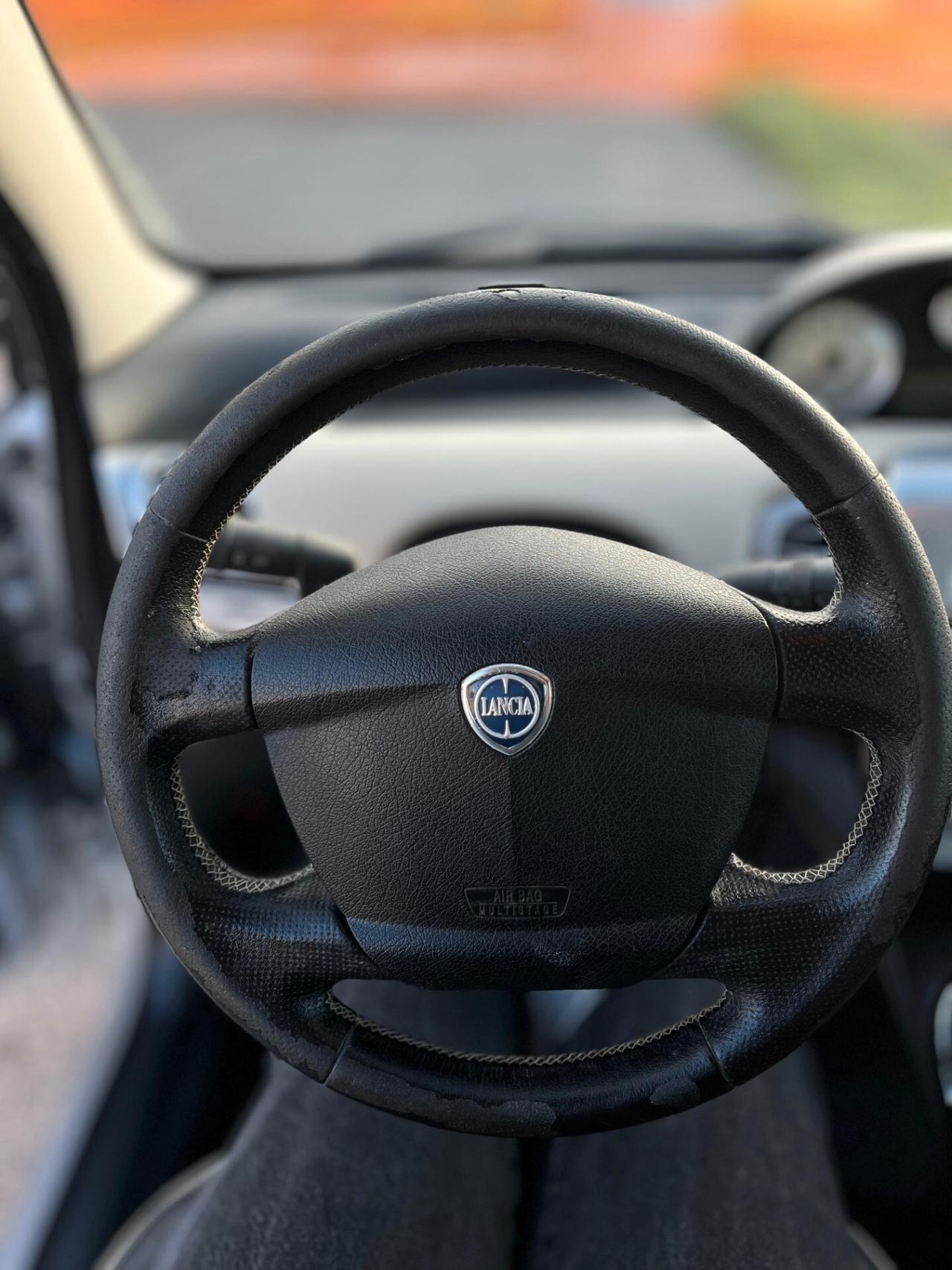 Lancia Ypsilon 1.3 MJT 75 CV Argento
