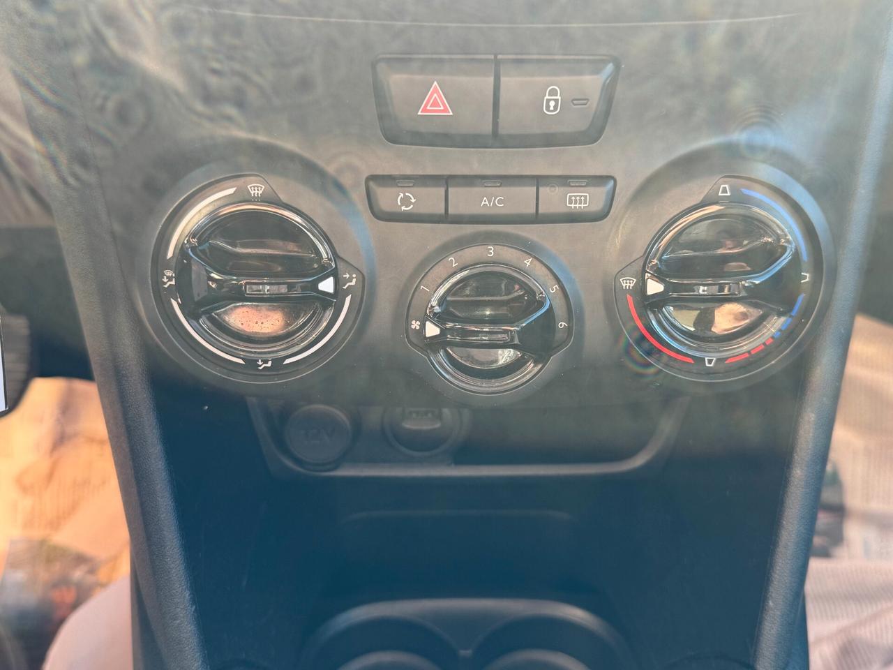 Peugeot 208 Peugeut 1.5 Hdi