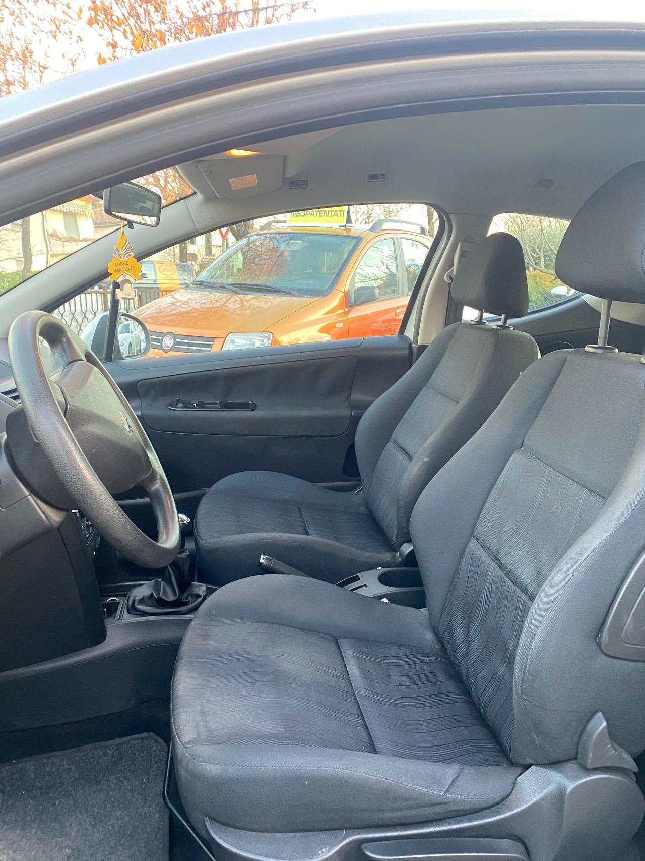 Peugeot 207 1.4 8V 75CV 3p. ONE Line