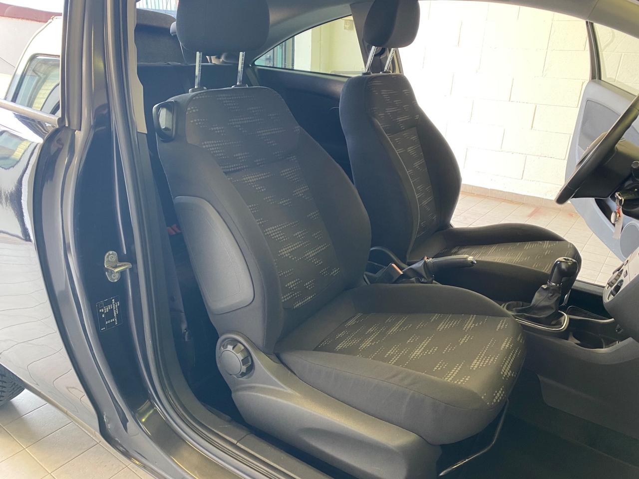 Opel Corsa 1.2 3 porte b-color