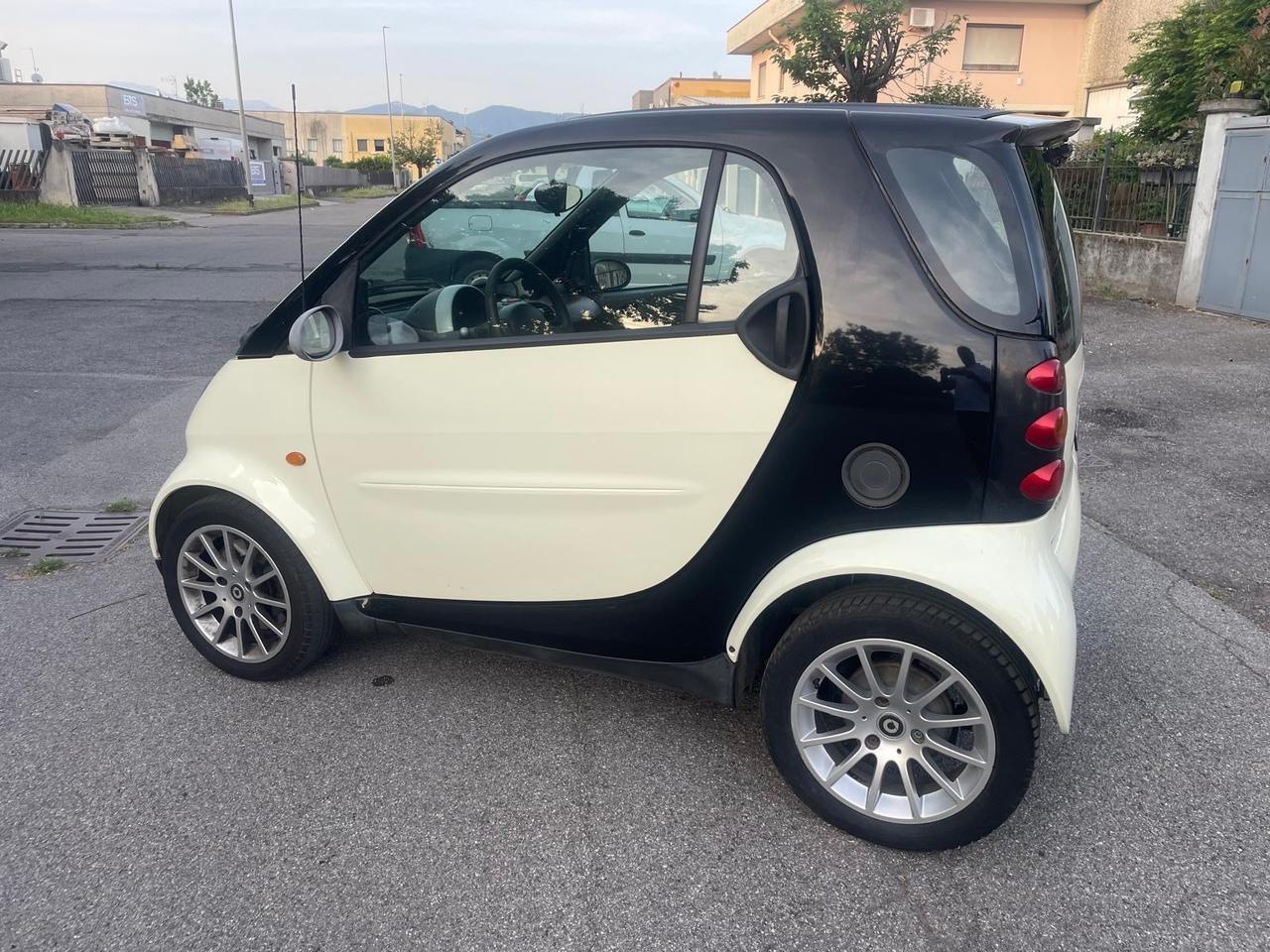 Smart ForTwo 700 coupé grandstyle (45 kW) per Neopatentati