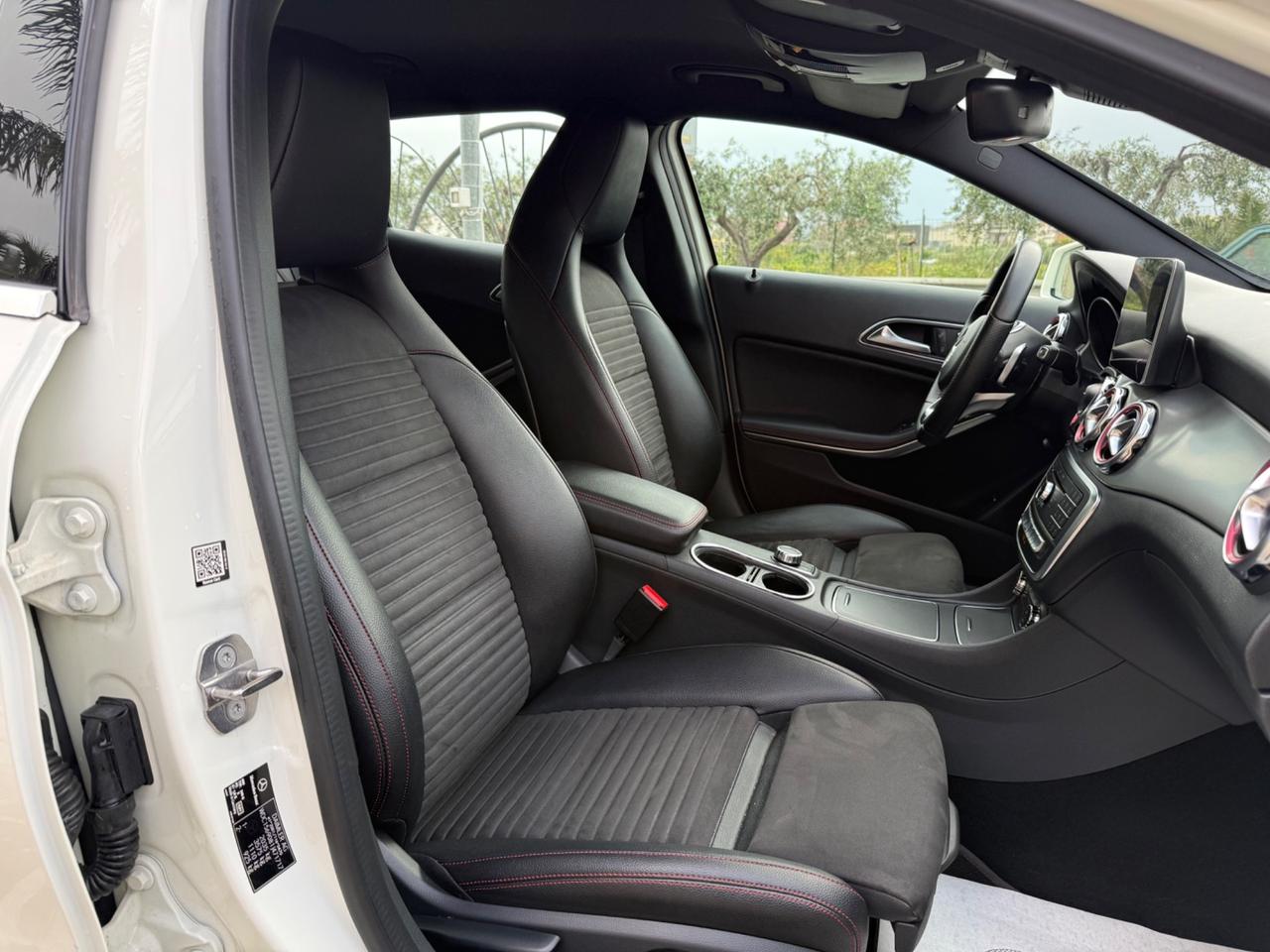 Mercedes-benz GLA 200 d Automatic Premium AMG Led Pelle Navy Cam 360*Bi xenon