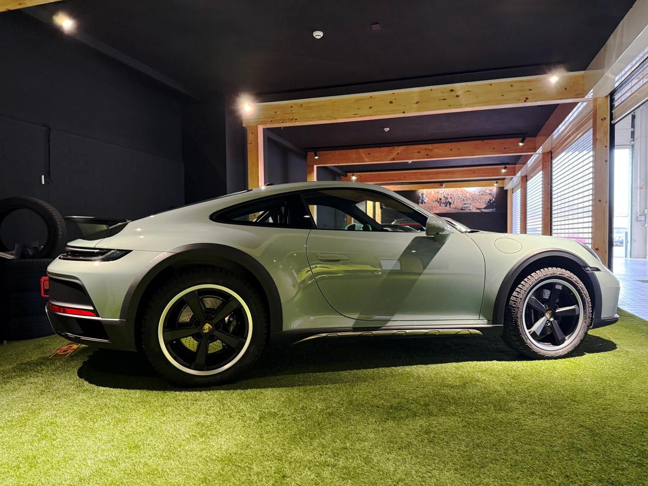 Porsche 911 Coupe 3.0 Dakar auto