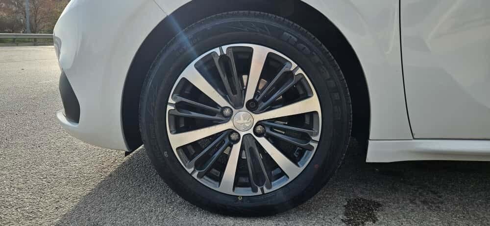 Peugeot 208 BlueHDi 75cv Allure