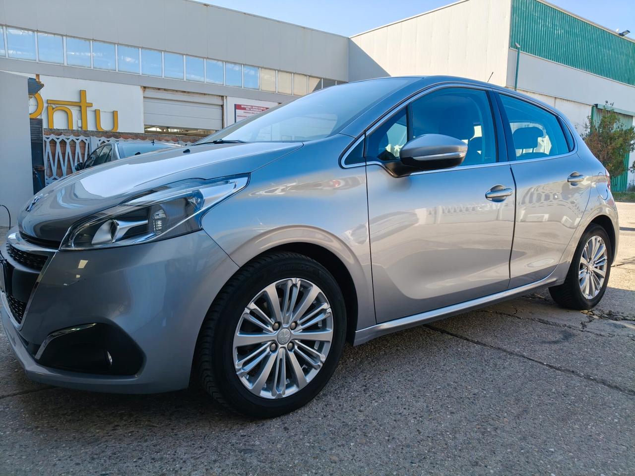Peugeot 208 anno 2019 full optional