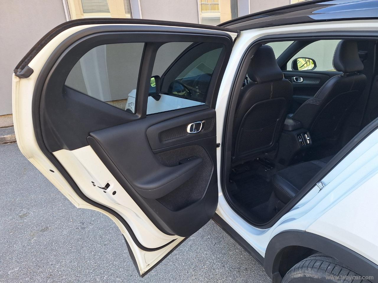 VOLVO XC40 D4 AWD R-design TETTO TAGLIANDI VOLVO UFF 360