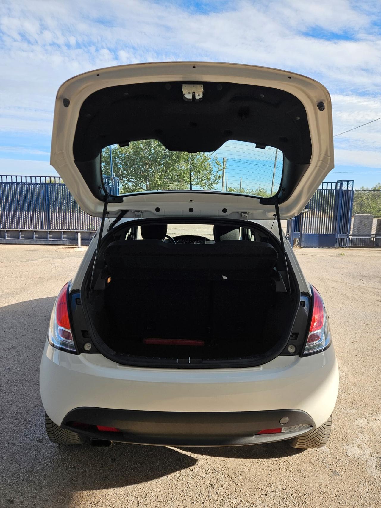 Lancia Ypsilon 1.2 69 CV 5 porte S Momodesign