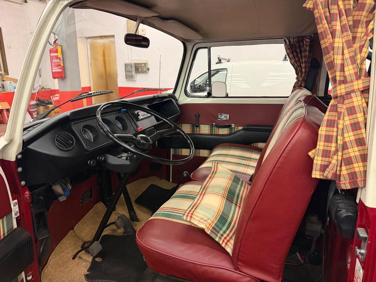 Volkswagen T2a + Roulotte Lander 340 Bora