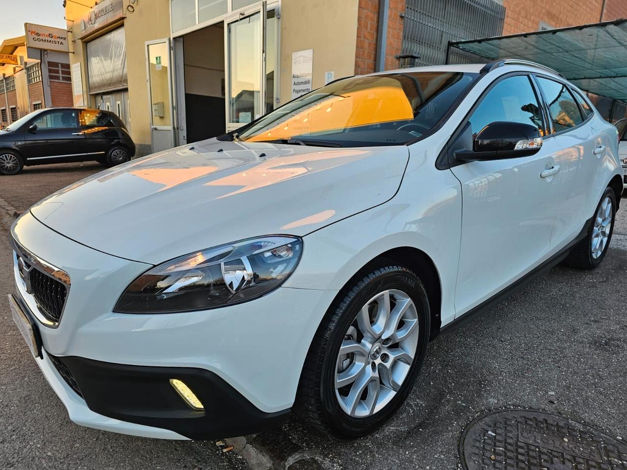 Volvo V40 2.0 D2 120cv Cross Country*Geartronic*Business*Navi*Pdc*Euro6*
