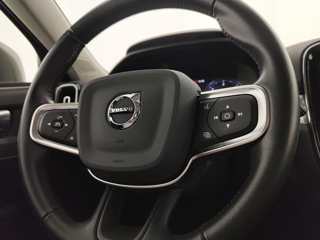 VOLVO XC40 - XC40 2.0 d4 Momentum awd geartronic