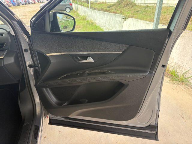 PEUGEOT 3008 PureTech 130 Allure POCHI CHILOMETRI TENUTA BENE